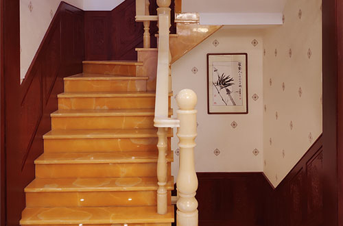三亚中式别墅室内汉白玉石楼梯的定制安装装饰效果