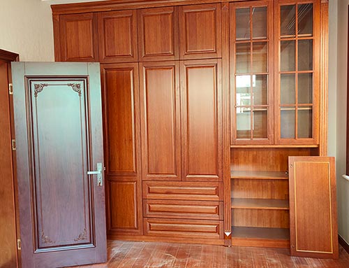 三亚中式家庭装修里定制的实木衣柜效果图